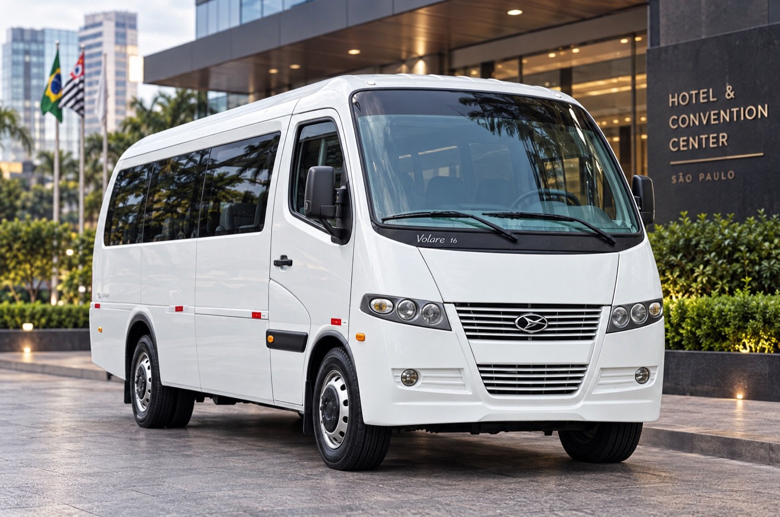 Micro-ônibus executivo branco Volare estacionado na entrada de um hotel e centro de convenções em São Paulo.